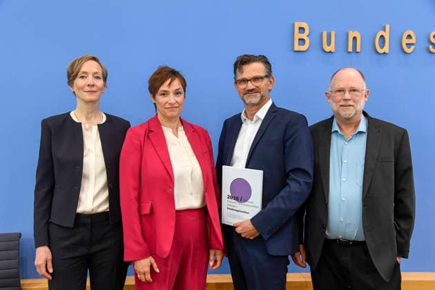 ABB BPK- Prof. Dr. Ursula Schroeder, Institut für Friedensforschung und Sicherheitspolitik an der Universität Hamburg (IFSH) Prof. Dr. Nicole Deitelhoff, PRIF Leibniz-Institut für Friedens- und KonfliktforschungProf. Dr. Conrad Schetter, Bonn International Centre for Conflict Studies (bicc) Prof. Dr. Tobias Debiel, Institut für Entwicklung und Frieden (INEF) der Universität Duisburg-Essen Thema Bericht Vorstellung Friedensgutachten 2026 Die neuen Warlords. Gewaltdynamiken einhegen auf der BPK Bundespressekonferenz am 08.06.2026 in Berlin Berlin Deutschland *** ABB BPK Prof Dr Ursula Schroeder, Institute for Peace Research and Security Policy at the University of Hamburg IFSH Prof Dr Nicole Deitelhoff, PRIF Leibniz Institute for Pea