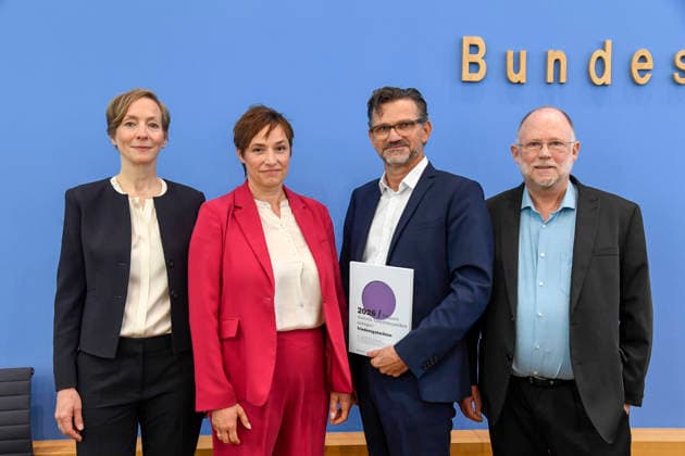 ABB BPK- Prof. Dr. Ursula Schroeder, Institut für Friedensforschung und Sicherheitspolitik an der Universität Hamburg (IFSH) Prof. Dr. Nicole Deitelhoff, PRIF Leibniz-Institut für Friedens- und KonfliktforschungProf. Dr. Conrad Schetter, Bonn International Centre for Conflict Studies (bicc) Prof. Dr. Tobias Debiel, Institut für Entwicklung und Frieden (INEF) der Universität Duisburg-Essen Thema Bericht Vorstellung Friedensgutachten 2026 Die neuen Warlords. Gewaltdynamiken einhegen auf der BPK Bundespressekonferenz am 08.06.2026 in Berlin Berlin Deutschland *** ABB BPK Prof Dr Ursula Schroeder, Institute for Peace Research and Security Policy at the University of Hamburg IFSH Prof Dr Nicole Deitelhoff, PRIF Leibniz Institute for Pea