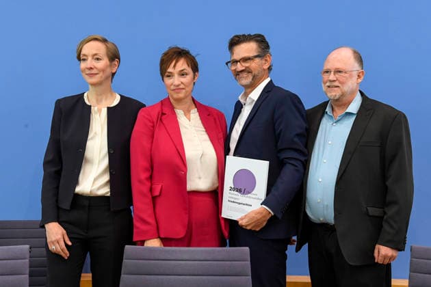 ABB BPK- Prof. Dr. Ursula Schroeder, Institut für Friedensforschung und Sicherheitspolitik an der Universität Hamburg (IFSH) Prof. Dr. Nicole Deitelhoff, PRIF Leibniz-Institut für Friedens- und KonfliktforschungProf. Dr. Conrad Schetter, Bonn International Centre for Conflict Studies (bicc) Prof. Dr. Tobias Debiel, Institut für Entwicklung und Frieden (INEF) der Universität Duisburg-Essen Thema Bericht Vorstellung Friedensgutachten 2026 Die neuen Warlords. Gewaltdynamiken einhegen auf der BPK Bundespressekonferenz am 08.06.2026 in Berlin Berlin Deutschland *** ABB BPK Prof Dr Ursula Schroeder, Institute for Peace Research and Security Policy at the University of Hamburg IFSH Prof Dr Nicole Deitelhoff, PRIF Leibniz Institute for Pea