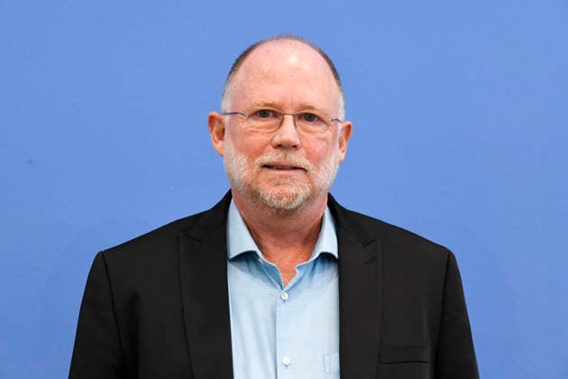 ABB BPK- Prof. Dr. Tobias Debiel, Institut für Entwicklung und Frieden (INEF) der Universität Duisburg-Essen Thema Bericht Vorstellung Friedensgutachten 2026 Die neuen Warlords. Gewaltdynamiken einhegen auf der BPK Bundespressekonferenz am 08.06.2026 in Berlin Berlin Deutschland *** ABB BPK Prof Dr Tobias Debiel, Institute for Development and Peace INEF of the University of Duisburg Essen Topic Report Presentation Peace Report 2026 The new warlords Contain the dynamics of violence at the BPK Federal Press Conference on 08 06 2026 in Berlin Berlin Germany