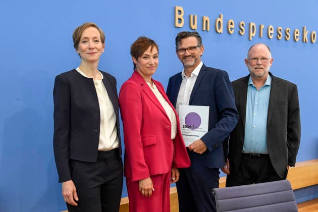 ABB BPK- Prof. Dr. Ursula Schroeder, Institut für Friedensforschung und Sicherheitspolitik an der Universität Hamburg (IFSH) Prof. Dr. Nicole Deitelhoff, PRIF Leibniz-Institut für Friedens- und KonfliktforschungProf. Dr. Conrad Schetter, Bonn International Centre for Conflict Studies (bicc) Prof. Dr. Tobias Debiel, Institut für Entwicklung und Frieden (INEF) der Universität Duisburg-Essen Thema Bericht Vorstellung Friedensgutachten 2026 Die neuen Warlords. Gewaltdynamiken einhegen auf der BPK Bundespressekonferenz am 08.06.2026 in Berlin Berlin Deutschland *** ABB BPK Prof Dr Ursula Schroeder, Institute for Peace Research and Security Policy at the University of Hamburg IFSH Prof Dr Nicole Deitelhoff, PRIF Leibniz Institute for Pea