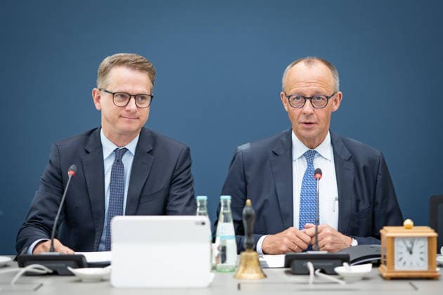Carsten Linnemann, CDU-Generalsekretär, Friedrich Merz, CDU-Vorsitzender und Bundeskanzler (von links) zu Beginn der Bundesvorstandssitzung;CDU Bundesvorstand und Gremiensitzungen am 08.06.2026, Berlin Berlin Deutschland Konrad-Adenauer-Haus, Bundespart *** Carsten Linnemann, CDU Secretary General, Friedrich Merz, CDU Chairman and Federal Chancellor from left at the beginning of the Federal Executive Committee meeting CDU Federal Executive Committee and committee meetings on 08 06 2026, Berlin Berlin Germany Konrad Adenauer Haus, Bundespart