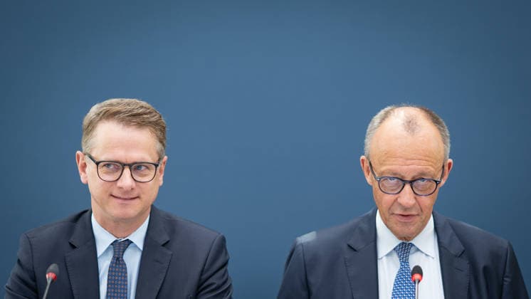 Carsten Linnemann, CDU-Generalsekretär, Friedrich Merz, CDU-Vorsitzender und Bundeskanzler (von links) zu Beginn der Bundesvorstandssitzung;CDU Bundesvorstand und Gremiensitzungen am 08.06.2026, Berlin Berlin Deutschland Konrad-Adenauer-Haus, Bundespart *** Carsten Linnemann, CDU Secretary General, Friedrich Merz, CDU Chairman and Federal Chancellor from left at the beginning of the Federal Executive Committee meeting CDU Federal Executive Committee and committee meetings on 08 06 2026, Berlin Berlin Germany Konrad Adenauer Haus, Bundespart