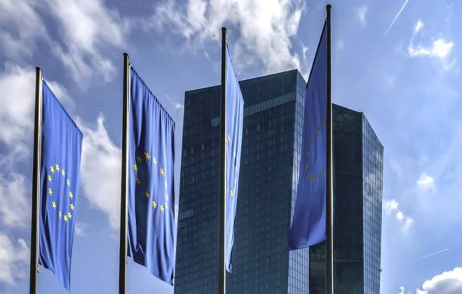 Das Hauptgebäude der Europäischen Zentralbank befindet sich im Frankfurter Ostend. Sie sind die Zentralbank der EU Mitgliedsstaaten, die den Euro eingeführt haben The main building of the European Central Bank is located in Frankfurt s Ostend. They are the central bank of the EU member states that have introduced the euro Copyright: imageBROKER IngridxRuch ibxiqx17839731.jpg
