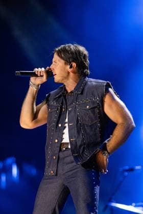 RUSSELL DICKERSON on stage for CMA Fest 2026 - SUN, , Nashville, TN, June 07, 2026. Photo By: Justin Renfroe Everett Collection CMA Fest 2026 - SUN PUBLICATIONXNOTxINxCANxCHNxFRAxITAxJPNxNORxPOLxRUSxESPxUKxUSA