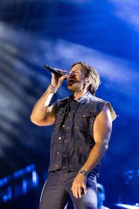 RUSSELL DICKERSON on stage for CMA Fest 2026 - SUN, , Nashville, TN, June 07, 2026. Photo By: Justin Renfroe Everett Collection CMA Fest 2026 - SUN PUBLICATIONXNOTxINxCANxCHNxFRAxITAxJPNxNORxPOLxRUSxESPxUKxUSA