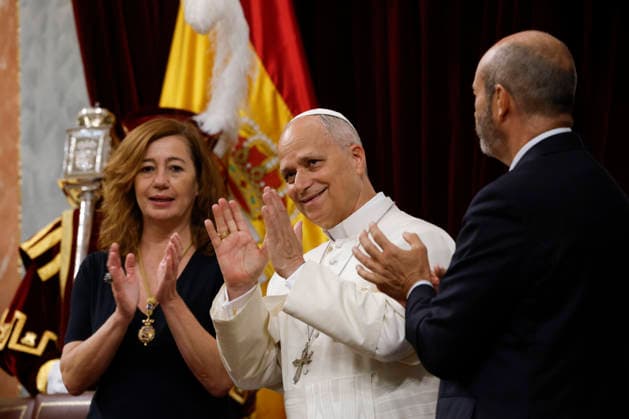 Pope Leo XIV (C) acknowledges the applauses at the Lower House in Madrid, Spain, following his speech, 08 June 2026, as part of his week long visit to Spain. Pope visits Spanish Lower House !ACHTUNG: NUR REDAKTIONELLE NUTZUNG!  Copyright: xJ.J.xGuillénx GRAF4236 20260608-55020533182_1