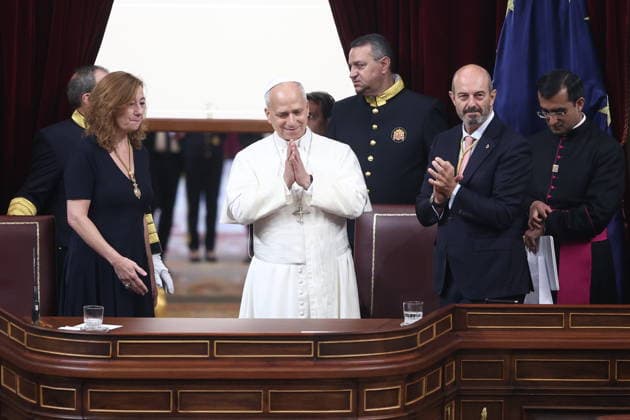 Pope Leo XIV visits Congress Pope Leo XIV receives a round of applause during his visit to the Congress of Deputies, June 8, 2026, in Madrid Spain Pope Leo XIV is the first pope to deliver a speech as head of the Vatican State to deputies and senators, as part of his official trip to Spain 08 JUNE 2026 Madrid Madrid Spain  Copyright: xEduardoxParrax 7580237