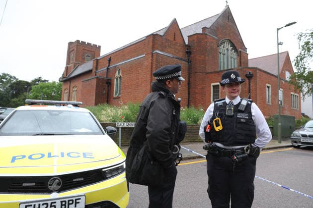 June 8, 2026, London, London, UK: London, UK. Police officers at the scene of a murder in North Finchley, London. Detectives have launched a murder investigation following the death of a 19 year old woman. London UK  - ZUMAl94_ 20260608_zaf_l94_006 Copyright: xJacquelinexLawriex