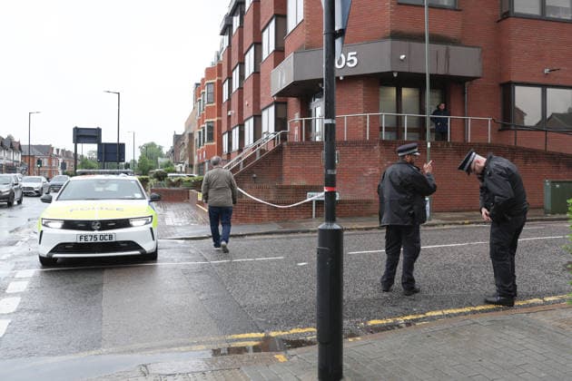 June 8, 2026, London, London, UK: London, UK. Police officers at the scene of a murder in North Finchley, London. Detectives have launched a murder investigation following the death of a 19 year old woman. London UK  - ZUMAl94_ 20260608_zaf_l94_008 Copyright: xJacquelinexLawriex