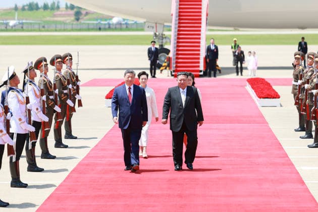 (260608) -- PYONGYANG, June 8, 2026 -- Xi Jinping, general secretary of the Communist Party of China Central Committee and Chinese president, arrives in Pyongyang for a state visit to the Democratic People s Republic of Korea (DPRK) on June 8, 2026. Kim Jong Un, general secretary of the Workers Party of Korea and president of the State Affairs of the DPRK, and his wife, Ri Sol Ju, welcomed Xi and his wife, Peng Liyuan, at the airport in Pyongyang on Monday. ) DPRK-PYONGYANG-CHINA-XI JINPING-STATE VISIT-ARRIVAL DingxHaitao 