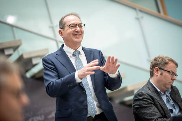 Bundesinnenminister Alexander Dobrindt führt nach der Bundesvorstandssitzung ein Hintergrundgespräch mit den anwesenden Journalisten;CDU Bundesvorstand und Gremiensitzungen am 08.06.2026, Berlin Berlin Deutschland Konrad-Adenauer-Haus, Bundespart *** Federal Minister of the Interior Alexander Dobrindt holds a background discussion with the journalists present after the Federal Executive Committee meeting CDU Federal Executive Committee and committee meetings on 08 06 2026, Berlin Berlin Germany Konrad Adenauer Haus, Bundespart