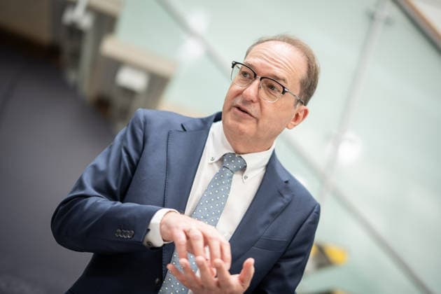 Bundesinnenminister Alexander Dobrindt führt nach der Bundesvorstandssitzung ein Hintergrundgespräch mit den anwesenden Journalisten;CDU Bundesvorstand und Gremiensitzungen am 08.06.2026, Berlin Berlin Deutschland Konrad-Adenauer-Haus, Bundespart *** Federal Minister of the Interior Alexander Dobrindt holds a background discussion with the journalists present after the Federal Executive Committee meeting CDU Federal Executive Committee and committee meetings on 08 06 2026, Berlin Berlin Germany Konrad Adenauer Haus, Bundespart