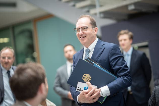 Bundesinnenminister Alexander Dobrindt führt nach der Bundesvorstandssitzung ein Hintergrundgespräch mit den anwesenden Journalisten;CDU Bundesvorstand und Gremiensitzungen am 08.06.2026, Berlin Berlin Deutschland Konrad-Adenauer-Haus, Bundespart *** Federal Minister of the Interior Alexander Dobrindt holds a background discussion with the journalists present after the Federal Executive Committee meeting CDU Federal Executive Committee and committee meetings on 08 06 2026, Berlin Berlin Germany Konrad Adenauer Haus, Bundespart