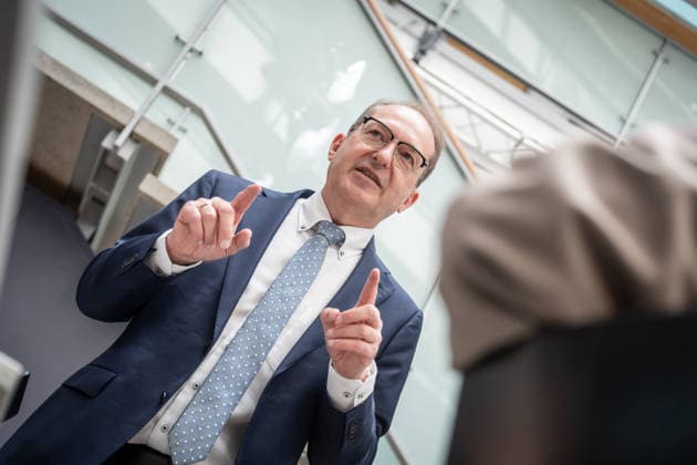 Bundesinnenminister Alexander Dobrindt führt nach der Bundesvorstandssitzung ein Hintergrundgespräch mit den anwesenden Journalisten;CDU Bundesvorstand und Gremiensitzungen am 08.06.2026, Berlin Berlin Deutschland Konrad-Adenauer-Haus, Bundespart *** Federal Minister of the Interior Alexander Dobrindt holds a background discussion with the journalists present after the Federal Executive Committee meeting CDU Federal Executive Committee and committee meetings on 08 06 2026, Berlin Berlin Germany Konrad Adenauer Haus, Bundespart
