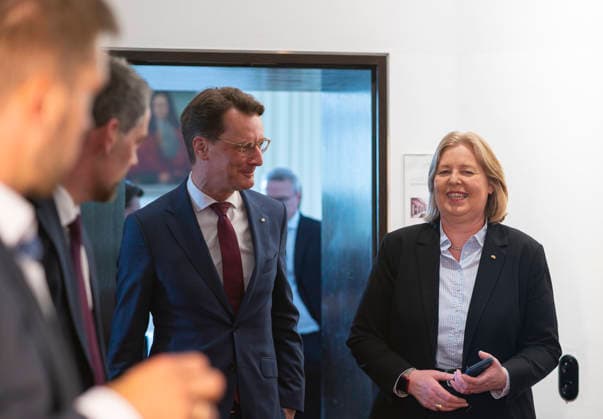 Bärbel Bas + Hendrik Wüst beim BMDS EUR, Deutschland, Berlin, 08.06.2026: Keynote von Bärbel Bas (SPD), Bundesministerin für Arbeit und Soziales auf einer Veranstaltung des BMDS zu 1 Jahr Staatsmodernisierung mit Wirkung in der Berlin-Brandenburgischen Akademie der Wissenschaften. Zu Gast: Hendrik Wüst, Ministerpräsident des Landes Nordrhein-Westfalen, und Cem Özdemir, Ministerpräsident des Landes Baden-Württemberg. *** Bärbel Bas Hendrik Wüst at BMDS EUR, Germany, Berlin, 08 06 2026 Keynote speech by Bärbel Bas SPD , Federal Minister of Labour and Social Affairs at a BMDS event on 1 year of state modernization with impact at the Berlin Brandenburg Academy of Sciences Guest Hendrik Wüst, Minister President of North Rhine-We