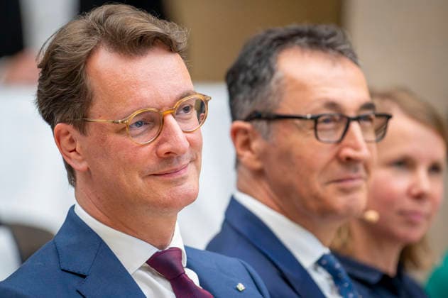 Hendrik Wüst + Cem Özdemir beim BMDS EUR, Deutschland, Berlin, 08.06.2026: Veranstaltung des BMDS zu 1 Jahr Staatsmodernisierung mit Wirkung in der Berlin-Brandenburgischen Akademie der Wissenschaften. Zu Gast: Hendrik Wüst, Ministerpräsident des Landes Nordrhein-Westfalen, und Cem Özdemir, Ministerpräsident des Landes Baden-Württemberg. *** Hendrik Wüst Cem Özdemir at the BMDS EUR, Germany, Berlin, 08 06 2026 BMDS event on 1 year of state modernization with impact at the Berlin Brandenburg Academy of Sciences Guest Hendrik Wüst, Minister President of North Rhine-Westphalia, and Cem Özdemir, Minister President of Baden Württemberg
