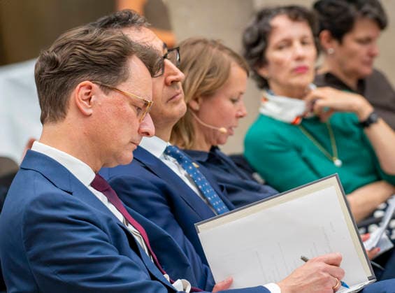 Hendrik Wüst + Cem Özdemir beim BMDS EUR, Deutschland, Berlin, 08.06.2026: Veranstaltung des BMDS zu 1 Jahr Staatsmodernisierung mit Wirkung in der Berlin-Brandenburgischen Akademie der Wissenschaften. Zu Gast: Hendrik Wüst, Ministerpräsident des Landes Nordrhein-Westfalen, und Cem Özdemir, Ministerpräsident des Landes Baden-Württemberg. *** Hendrik Wüst Cem Özdemir at the BMDS EUR, Germany, Berlin, 08 06 2026 BMDS event on 1 year of state modernization with impact at the Berlin Brandenburg Academy of Sciences Guest Hendrik Wüst, Minister President of North Rhine-Westphalia, and Cem Özdemir, Minister President of Baden Württemberg