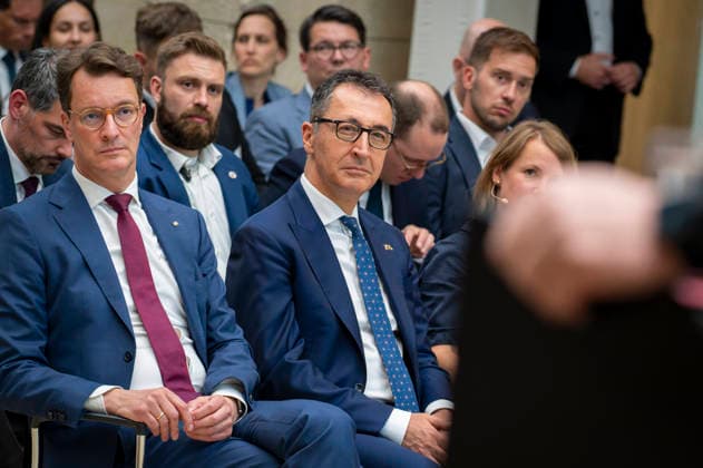 Hendrik Wüst + Cem Özdemir beim BMDS EUR, Deutschland, Berlin, 08.06.2026: Veranstaltung des BMDS zu 1 Jahr Staatsmodernisierung mit Wirkung in der Berlin-Brandenburgischen Akademie der Wissenschaften. Zu Gast: Hendrik Wüst, Ministerpräsident des Landes Nordrhein-Westfalen, und Cem Özdemir, Ministerpräsident des Landes Baden-Württemberg. *** Hendrik Wüst Cem Özdemir at the BMDS EUR, Germany, Berlin, 08 06 2026 BMDS event on 1 year of state modernization with impact at the Berlin Brandenburg Academy of Sciences Guest Hendrik Wüst, Minister President of North Rhine-Westphalia, and Cem Özdemir, Minister President of Baden Württemberg