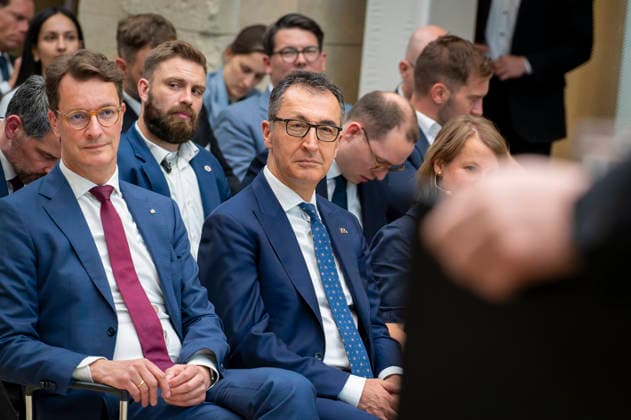 Hendrik Wüst + Cem Özdemir beim BMDS EUR, Deutschland, Berlin, 08.06.2026: Veranstaltung des BMDS zu 1 Jahr Staatsmodernisierung mit Wirkung in der Berlin-Brandenburgischen Akademie der Wissenschaften. Zu Gast: Hendrik Wüst, Ministerpräsident des Landes Nordrhein-Westfalen, und Cem Özdemir, Ministerpräsident des Landes Baden-Württemberg. *** Hendrik Wüst Cem Özdemir at the BMDS EUR, Germany, Berlin, 08 06 2026 BMDS event on 1 year of state modernization with impact at the Berlin Brandenburg Academy of Sciences Guest Hendrik Wüst, Minister President of North Rhine-Westphalia, and Cem Özdemir, Minister President of Baden Württemberg