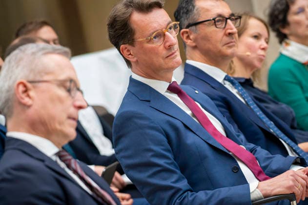 Hendrik Wüst + Cem Özdemir beim BMDS EUR, Deutschland, Berlin, 08.06.2026: Veranstaltung des BMDS zu 1 Jahr Staatsmodernisierung mit Wirkung in der Berlin-Brandenburgischen Akademie der Wissenschaften. Zu Gast: Hendrik Wüst, Ministerpräsident des Landes Nordrhein-Westfalen, und Cem Özdemir, Ministerpräsident des Landes Baden-Württemberg. *** Hendrik Wüst Cem Özdemir at the BMDS EUR, Germany, Berlin, 08 06 2026 BMDS event on 1 year of state modernization with impact at the Berlin Brandenburg Academy of Sciences Guest Hendrik Wüst, Minister President of North Rhine-Westphalia, and Cem Özdemir, Minister President of Baden Württemberg