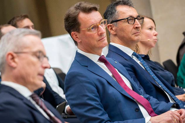 Hendrik Wüst + Cem Özdemir beim BMDS EUR, Deutschland, Berlin, 08.06.2026: Veranstaltung des BMDS zu 1 Jahr Staatsmodernisierung mit Wirkung in der Berlin-Brandenburgischen Akademie der Wissenschaften. Zu Gast: Hendrik Wüst, Ministerpräsident des Landes Nordrhein-Westfalen, und Cem Özdemir, Ministerpräsident des Landes Baden-Württemberg. *** Hendrik Wüst Cem Özdemir at the BMDS EUR, Germany, Berlin, 08 06 2026 BMDS event on 1 year of state modernization with impact at the Berlin Brandenburg Academy of Sciences Guest Hendrik Wüst, Minister President of North Rhine-Westphalia, and Cem Özdemir, Minister President of Baden Württemberg