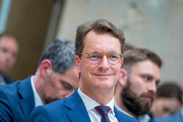 Hendrik Wüst + Cem Özdemir beim BMDS EUR, Deutschland, Berlin, 08.06.2026: Veranstaltung des BMDS zu 1 Jahr Staatsmodernisierung mit Wirkung in der Berlin-Brandenburgischen Akademie der Wissenschaften. Zu Gast: Hendrik Wüst, Ministerpräsident des Landes Nordrhein-Westfalen, und Cem Özdemir, Ministerpräsident des Landes Baden-Württemberg. *** Hendrik Wüst Cem Özdemir at the BMDS EUR, Germany, Berlin, 08 06 2026 BMDS event on 1 year of state modernization with impact at the Berlin Brandenburg Academy of Sciences Guest Hendrik Wüst, Minister President of North Rhine-Westphalia, and Cem Özdemir, Minister President of Baden Württemberg