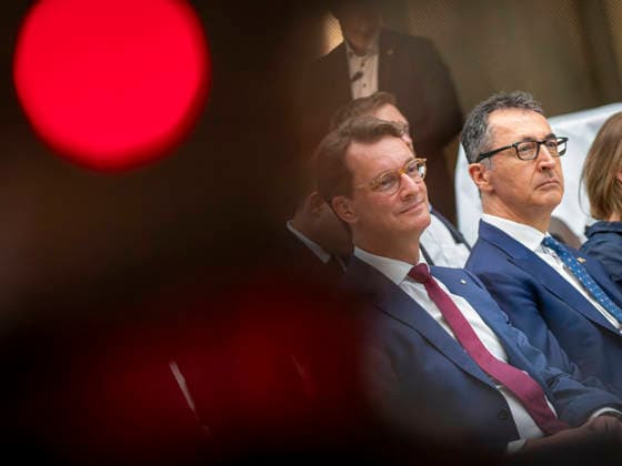Hendrik Wüst + Cem Özdemir beim BMDS EUR, Deutschland, Berlin, 08.06.2026: Veranstaltung des BMDS zu 1 Jahr Staatsmodernisierung mit Wirkung in der Berlin-Brandenburgischen Akademie der Wissenschaften. Zu Gast: Hendrik Wüst, Ministerpräsident des Landes Nordrhein-Westfalen, und Cem Özdemir, Ministerpräsident des Landes Baden-Württemberg. *** Hendrik Wüst Cem Özdemir at the BMDS EUR, Germany, Berlin, 08 06 2026 BMDS event on 1 year of state modernization with impact at the Berlin Brandenburg Academy of Sciences Guest Hendrik Wüst, Minister President of North Rhine-Westphalia, and Cem Özdemir, Minister President of Baden Württemberg