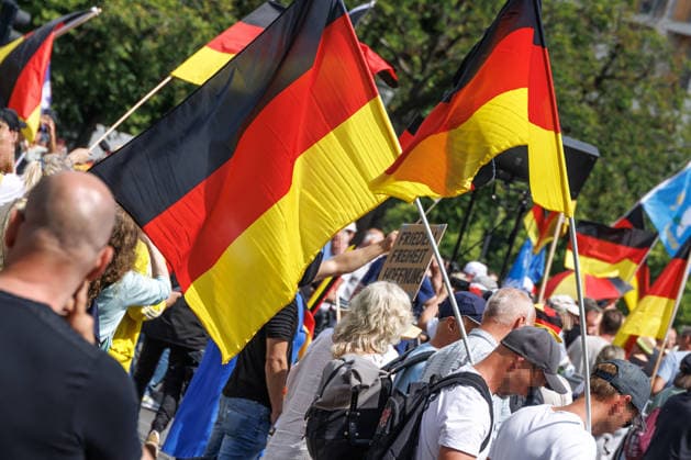 Regierungskritische Protestaktion 8.6.2026, Berlin. Grossdemonstration am Brandenburger Tor. Regierungskritische Protestaktion, die unter dem Namen 1MillionProjekt laeuft. Berlin Deutschland *** Protest action critical of the government 8 6 2026, Berlin Large demonstration at the Brandenburg Gate Protest action critical of the government that runs under the name 1MillionProject Berlin Germany