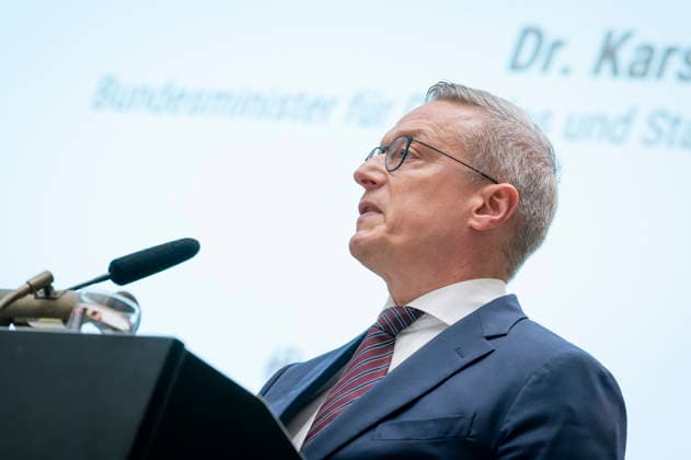 Karsten Wildberger beim BMDS EUR, Deutschland, Berlin, 08.06.2026: Keynote von Karsten Wildberger (CDU), Bundesminister für Digitalisierung und Staatsmodernisierung auf einer Veranstaltung des BMDS zu 1 Jahr Staatsmodernisierung mit Wirkung in der Berlin-Brandenburgischen Akademie der Wissenschaften. Zu Gast: Hendrik Wüst, Ministerpräsident des Landes Nordrhein-Westfalen, und Cem Özdemir, Ministerpräsident des Landes Baden-Württemberg. *** Karsten Wildberger at BMDS EUR, Germany, Berlin, 08 06 2026 Keynote speech by Karsten Wildberger CDU , Federal Minister for Digitization and State Modernization at a BMDS event on 1 year of state modernization with impact at the Berlin Brandenburg Academy of Sciences Guest Hendrik Wüst, Minis