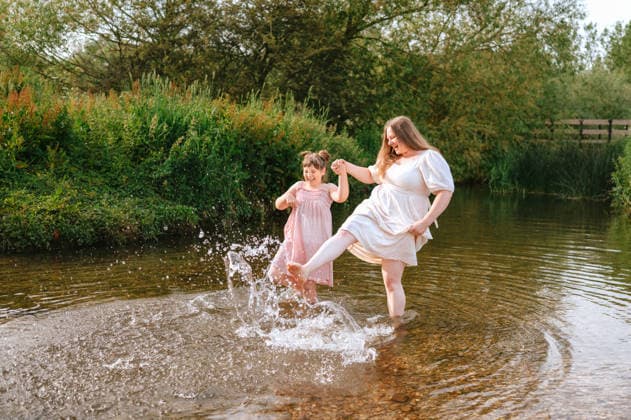 Mother and daughter splashing water while playing in stream Kettering, England, United Kingdom R_JNDO260603-2045247-01 ,model released, Symbolfoto