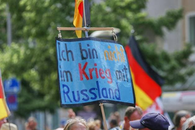 Berlin, Deutschland, 08.06.2026: Mitte: Demo gegen die Bundesregierung: Teilnehmer halten ein Schild mit der Aufschrift Ich bin nicht im Krieg mit Russland *** Berlin, Germany, 08 06 2026 Mitte Demonstration against the German government Participants hold a sign with the inscription I am not at war with Russia Copyright: xdtsxNachrichtenagenturx dts_121992