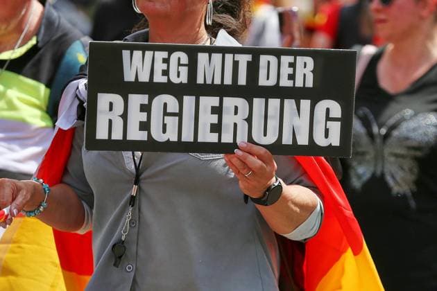 Berlin, Deutschland, 08.06.2026: Mitte: Demo gegen die Bundesregierung: Teilnehmer halten ein Schild mit der Aufschrift Weg mit der Regierung *** Berlin, Germany, 08 06 2026 Mitte Demonstration against the federal government Participants hold a sign with the inscription Weg mit der Regierung (Away with the government) Copyright: xdtsxNachrichtenagenturx dts_121991