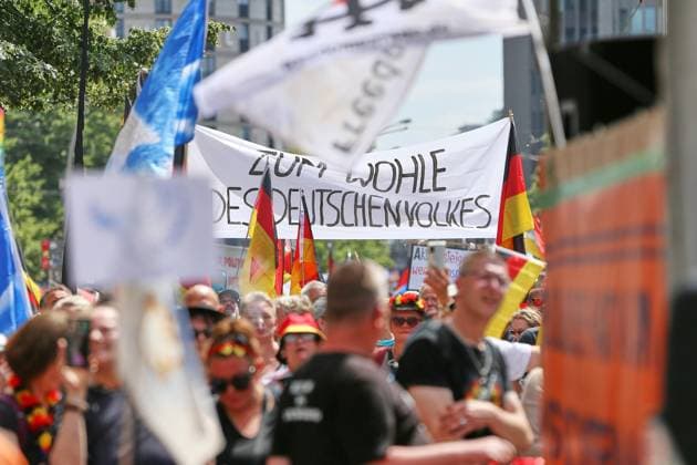 Berlin, Deutschland, 08.06.2026: Mitte: Demo gegen die Bundesregierung: Teilnehmer halten ein Schild mit der Aufschrift Zum Wohle des deutschen Volkes *** Berlin, Germany, 08 06 2026 Mitte Demonstration against the federal government Participants hold a sign with the inscription For the good of the German people Copyright: xdtsxNachrichtenagenturx dts_121998