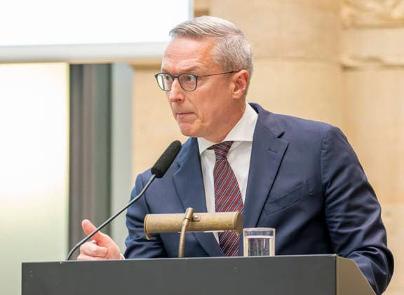 Karsten Wildberger beim BMDS EUR, Deutschland, Berlin, 08.06.2026: Keynote von Karsten Wildberger (CDU), Bundesminister für Digitalisierung und Staatsmodernisierung auf einer Veranstaltung des BMDS zu 1 Jahr Staatsmodernisierung mit Wirkung in der Berlin-Brandenburgischen Akademie der Wissenschaften. Zu Gast: Hendrik Wüst, Ministerpräsident des Landes Nordrhein-Westfalen, und Cem Özdemir, Ministerpräsident des Landes Baden-Württemberg. *** Karsten Wildberger at BMDS EUR, Germany, Berlin, 08 06 2026 Keynote speech by Karsten Wildberger CDU , Federal Minister for Digitization and State Modernization at a BMDS event on 1 year of state modernization with impact at the Berlin Brandenburg Academy of Sciences Guest Hendrik Wüst, Minis
