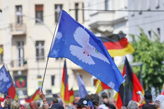 Berlin, Deutschland, 08.06.2026: Mitte: Demo gegen die Bundesregierung: Teilnehmer halten eine Fahne mit einer Friedenstaube *** Berlin, Germany, 08 06 2026 Mitte Demonstration against the federal government Participants holding a flag with a dove of peace Copyright: xdtsxNachrichtenagenturx dts_121993