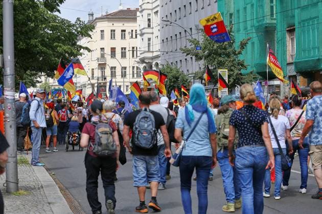 Berlin, Deutschland, 08.06.2026: Mitte: Demo gegen die Bundesregierung: Teilnehmer laufen durchs Regierungsviertel *** Berlin, Germany, 08 06 2026 Mitte Demonstration against the federal government Participants walk through the government district Copyright: xdtsxNachrichtenagenturx dts_121997