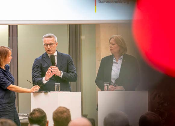 Karsten Wildberger beim BMDS EUR, Deutschland, Berlin, 08.06.2026: Keynote von Karsten Wildberger (CDU), Bundesminister für Digitalisierung und Staatsmodernisierung auf einer Veranstaltung des BMDS zu 1 Jahr Staatsmodernisierung mit Wirkung in der Berlin-Brandenburgischen Akademie der Wissenschaften. Zu Gast: Hendrik Wüst, Ministerpräsident des Landes Nordrhein-Westfalen, und Cem Özdemir, Ministerpräsident des Landes Baden-Württemberg. *** Karsten Wildberger at BMDS EUR, Germany, Berlin, 08 06 2026 Keynote speech by Karsten Wildberger CDU , Federal Minister for Digitization and State Modernization at a BMDS event on 1 year of state modernization with impact at the Berlin Brandenburg Academy of Sciences Guest Hendrik Wüst, Minis