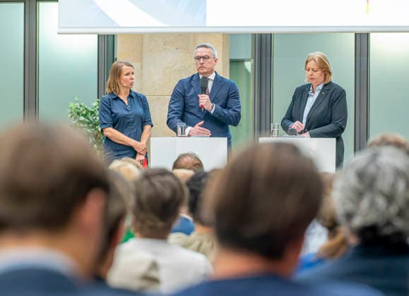 Karsten Wildberger beim BMDS EUR, Deutschland, Berlin, 08.06.2026: Keynote von Karsten Wildberger (CDU), Bundesminister für Digitalisierung und Staatsmodernisierung auf einer Veranstaltung des BMDS zu 1 Jahr Staatsmodernisierung mit Wirkung in der Berlin-Brandenburgischen Akademie der Wissenschaften. Zu Gast: Hendrik Wüst, Ministerpräsident des Landes Nordrhein-Westfalen, und Cem Özdemir, Ministerpräsident des Landes Baden-Württemberg. *** Karsten Wildberger at BMDS EUR, Germany, Berlin, 08 06 2026 Keynote speech by Karsten Wildberger CDU , Federal Minister for Digitization and State Modernization at a BMDS event on 1 year of state modernization with impact at the Berlin Brandenburg Academy of Sciences Guest Hendrik Wüst, Minis