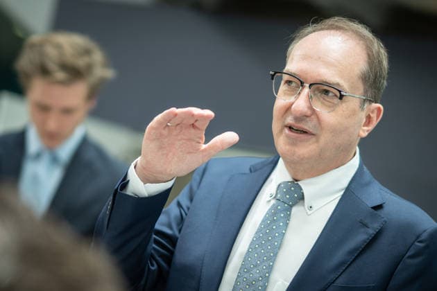 Bundesinnenminister Alexander Dobrindt führt nach der Bundesvorstandssitzung ein Hintergrundgespräch mit den anwesenden Journalisten;CDU Bundesvorstand und Gremiensitzungen am 08.06.2026, Berlin Berlin Deutschland Konrad-Adenauer-Haus, Bundespart *** Federal Minister of the Interior Alexander Dobrindt holds a background discussion with the journalists present after the Federal Executive Committee meeting CDU Federal Executive Committee and committee meetings on 08 06 2026, Berlin Berlin Germany Konrad Adenauer Haus, Bundespart