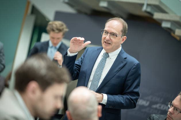 Bundesinnenminister Alexander Dobrindt führt nach der Bundesvorstandssitzung ein Hintergrundgespräch mit den anwesenden Journalisten;CDU Bundesvorstand und Gremiensitzungen am 08.06.2026, Berlin Berlin Deutschland Konrad-Adenauer-Haus, Bundespart *** Federal Minister of the Interior Alexander Dobrindt holds a background discussion with the journalists present after the Federal Executive Committee meeting CDU Federal Executive Committee and committee meetings on 08 06 2026, Berlin Berlin Germany Konrad Adenauer Haus, Bundespart