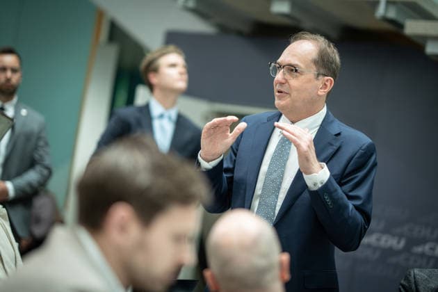 Bundesinnenminister Alexander Dobrindt führt nach der Bundesvorstandssitzung ein Hintergrundgespräch mit den anwesenden Journalisten;CDU Bundesvorstand und Gremiensitzungen am 08.06.2026, Berlin Berlin Deutschland Konrad-Adenauer-Haus, Bundespart *** Federal Minister of the Interior Alexander Dobrindt holds a background discussion with the journalists present after the Federal Executive Committee meeting CDU Federal Executive Committee and committee meetings on 08 06 2026, Berlin Berlin Germany Konrad Adenauer Haus, Bundespart