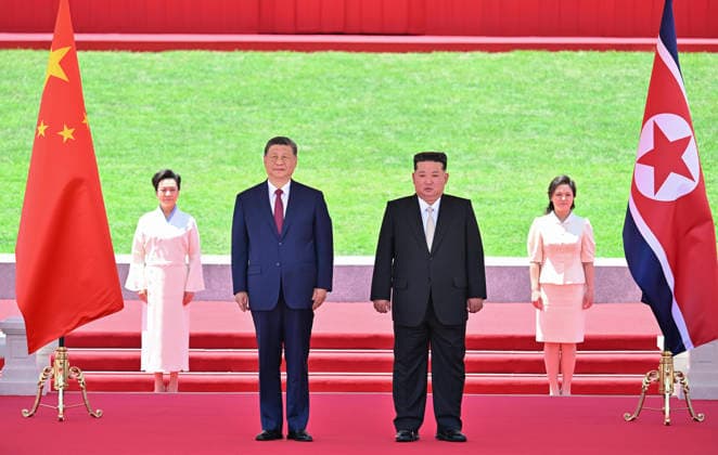 (260608) -- PYONGYANG, June 8, 2026 -- Xi Jinping, general secretary of the Communist Party of China Central Committee and Chinese president, and Kim Jong Un, general secretary of the Workers Party of Korea and president of the State Affairs of the Democratic People s Republic of Korea (DPRK), watch a march-past in Pyongyang, the DPRK, June 8, 2026. Kim held a grand welcome ceremony for Xi at Kim Il Sung Square in Pyongyang. ) DPRK-PYONGYANG-CHINA-XI JINPING-KIM JONG UN-WELCOME CEREMONY YinxBogu 