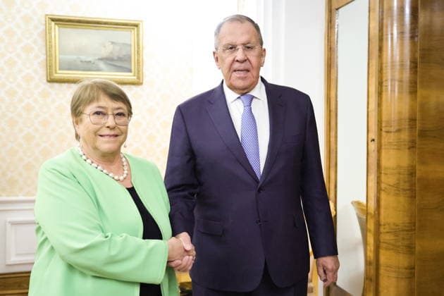 RUSSIA, MOSCOW - JUNE 8, 2026: Russia s Foreign Minister Sergei Lavrov (R) and candidate for UN Secretary-General Michelle Bachelet shake hands during a meeting. Yevgeny Messman TASS  93560902