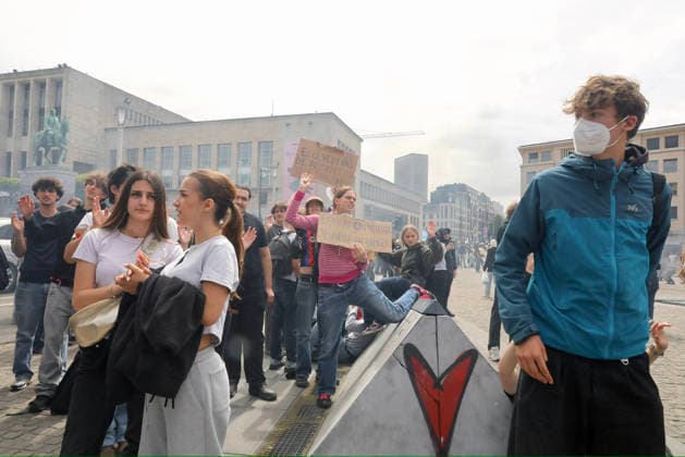 Ahead of a large rally organised by several organisations to protest against education reforms and police brutality, around 200 to 300 young people, including students and teachers, demonstrated outside the central station in the Belgian capital - 08 06 2026 - Belgium Brussels Brussels -  NicolasxLandemardx xLexPictorium LePictorium_0335672