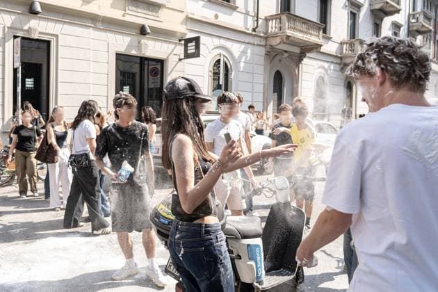 IPA85483575 - Milan, 8 6 26, Liceo Parini, last day of school, boys celebrate with foam, flour and water guns and smoke bombs.  Copyright: xGiuliaxSciaccax xGiuliaxSciaccax 85483575