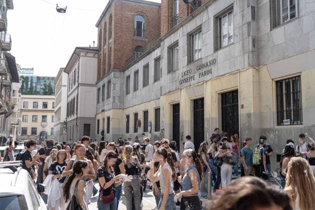 IPA85483582 - Milan, 8 6 26, Liceo Parini, last day of school, boys celebrate with foam, flour and water guns and smoke bombs.  Copyright: xGiuliaxSciaccax xGiuliaxSciaccax 85483582