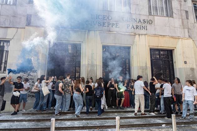 IPA85483600 - Milan, 8 6 26, Liceo Parini, last day of school, boys celebrate with foam, flour and water guns and smoke bombs.  Copyright: xGiuliaxSciaccax xGiuliaxSciaccax 85483600