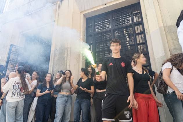 IPA85483606 - Milan, 8 6 26, Liceo Parini, last day of school, boys celebrate with foam, flour and water guns and smoke bombs.  Copyright: xGiuliaxSciaccax xGiuliaxSciaccax 85483606