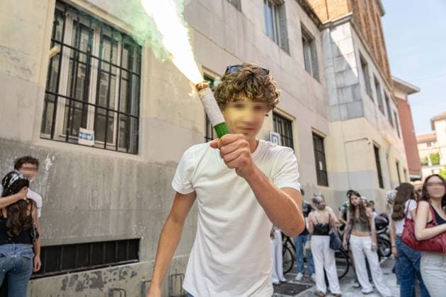 IPA85483608 - Milan, 8 6 26, Liceo Parini, last day of school, boys celebrate with foam, flour and water guns and smoke bombs.  Copyright: xGiuliaxSciaccax xGiuliaxSciaccax 85483608